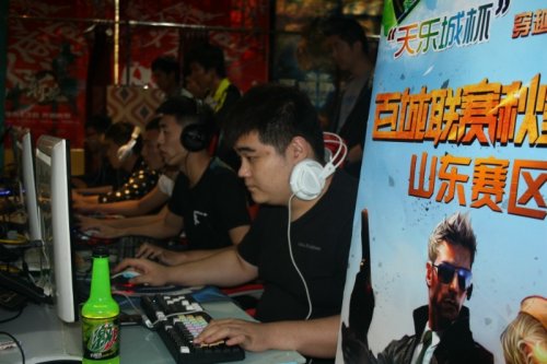 中场球员在 中场球员在